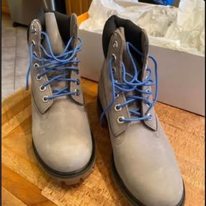 Timberland Men's Boots in Gray with Blue Laces